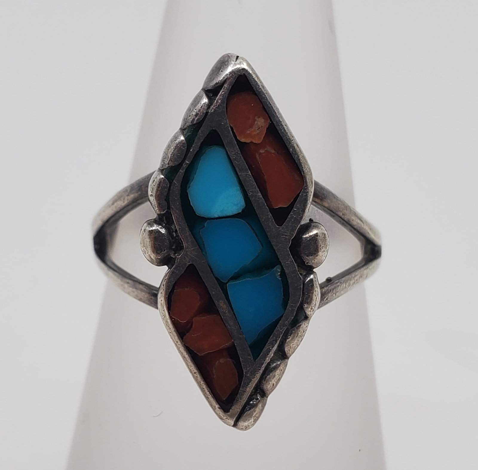 Vintage Navajo Sterling Silver Coral and Turquoise Ring: Sterling Silver Ring, inlaid with red coral and turquoises, unsigned Size : 6 Weight: 4,3 g