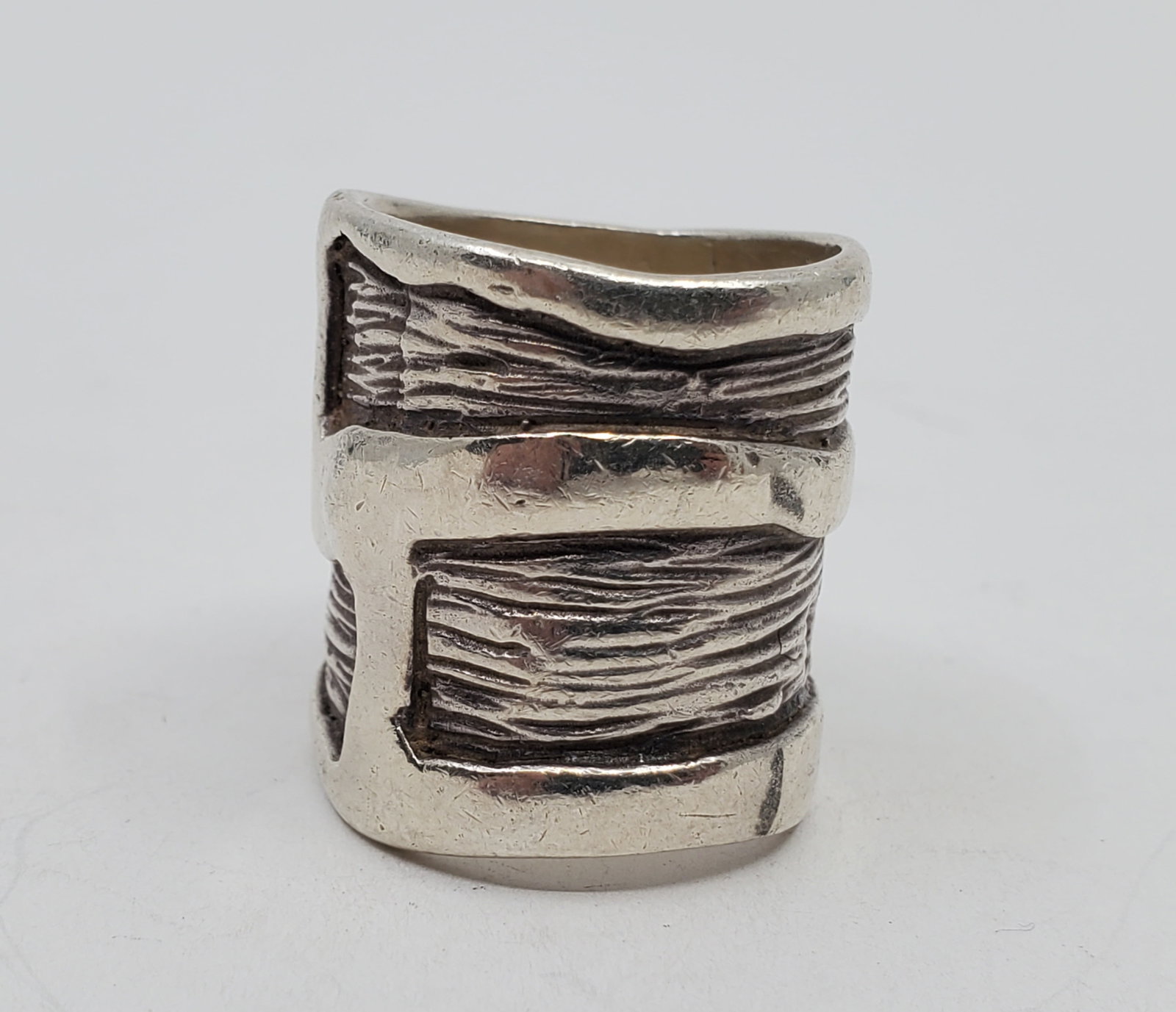 Vintage Modernist Sterling Silver Wide RIng: Sterling Silver Wide Ring, marked inside 925 Size : 5 1/2 Weight: 14,2 g