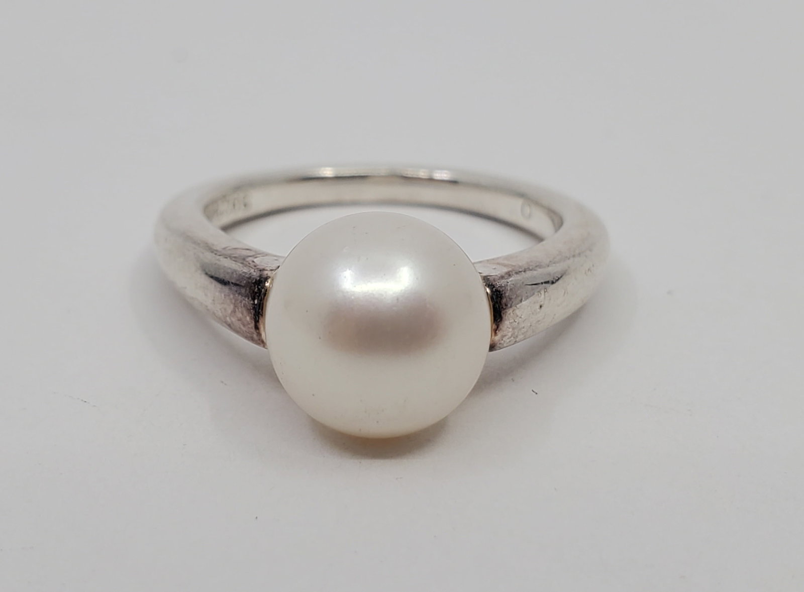 Links of London, Sterling Silver Pearl Ring: Sterling Silver Ring, set with a Pearl, Marked Inside Size : 7 Weight : 5,2 g