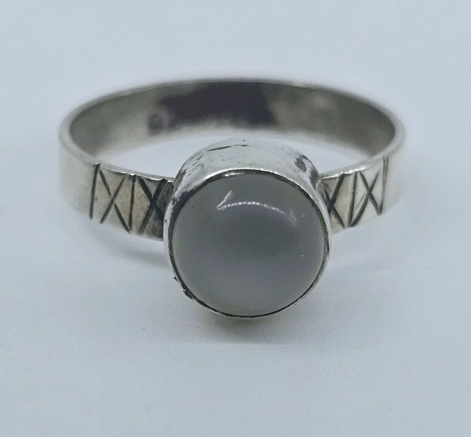 Sterling Silver Moonstone Ring: Sterling Silver Ring, set with a Moonstone Weight 1.41g Size 6 1/2
