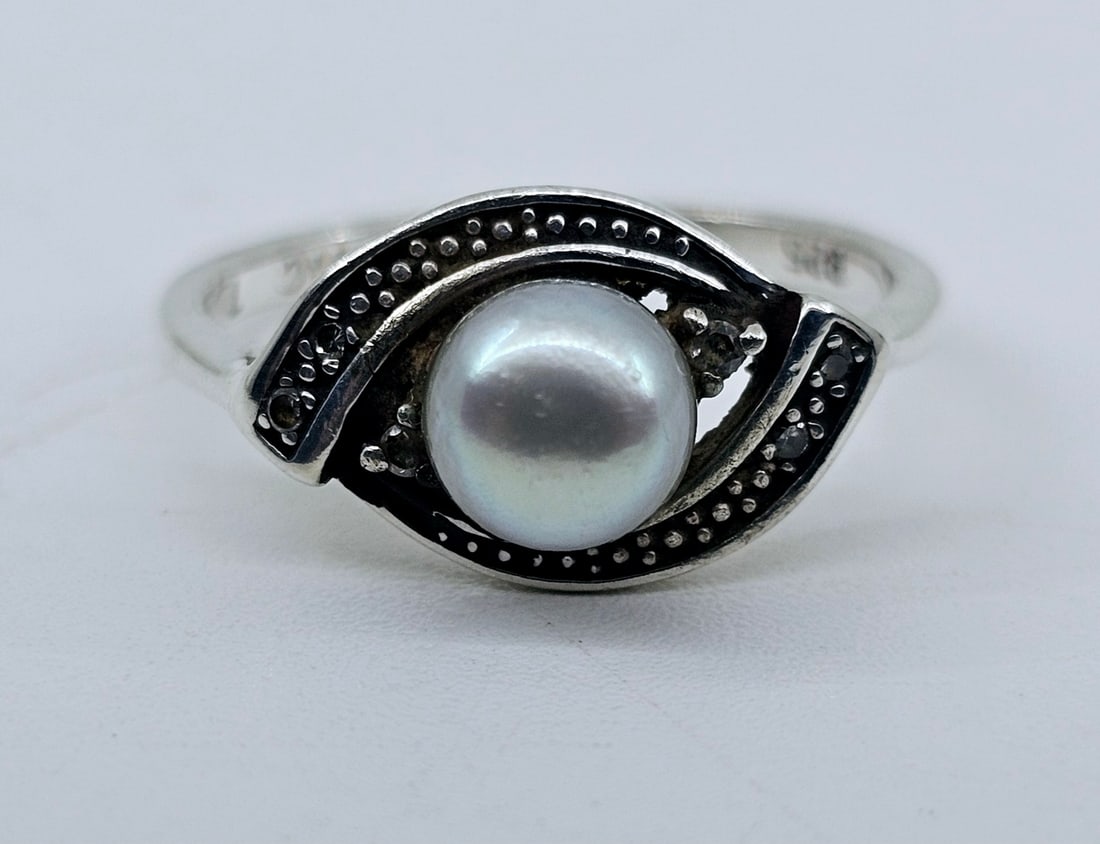 Nataliya V Collister, Sterling Silver Pearl Ring: Sterling Silver Ring, set with a Pearl, marked inside NCV 925 Weight 2.66g Size 6