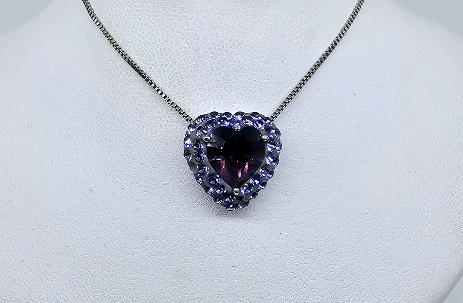 Sterling Silver Amethyst Heart Shaped Pendant with Chain: Sterling Silver Heart Shaped Pendant, set with an Amethyst, set with a Sterling Silver Chain Weight 4.84g 17"