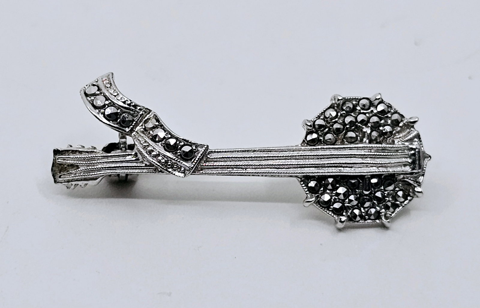 Vintage Sterling Silver Guitard Brooch set with Marcasites: Sterling Silver Brooch, set with Marcasites, signed on the back Sterling DIV Weight 3.74g 1.5"