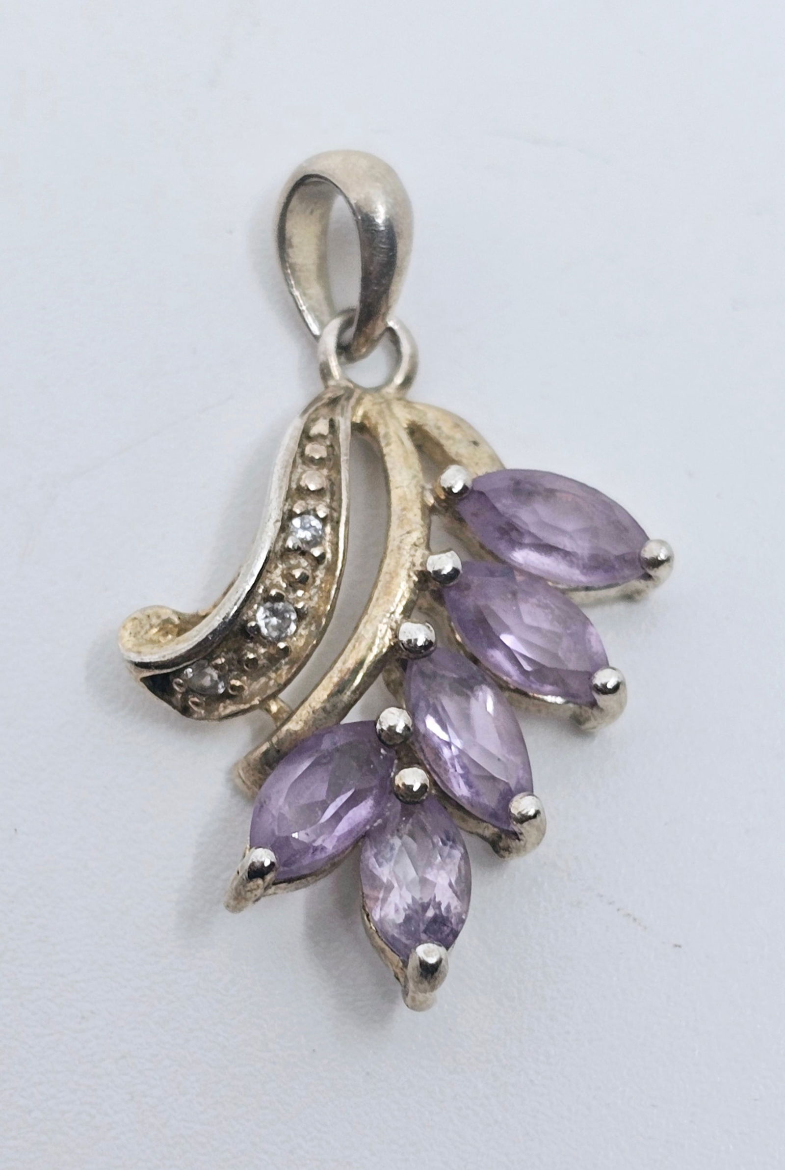 Vintage Sterling Silver Pendant set with Stones: Sterling Silver Pendant set with Stones Weight 1.65g 1"