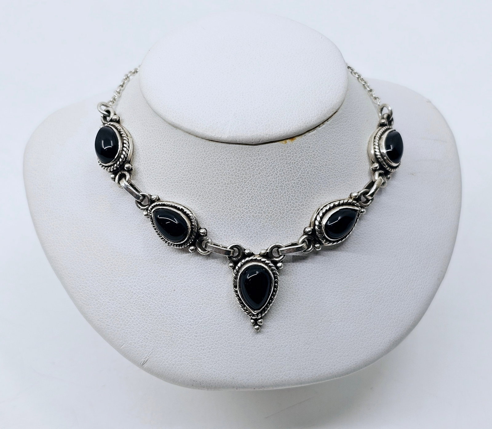 Sterling Silver Necklace set with Onyx: Sterling Silver Necklace set with Onyx Weight 16.10g 18"