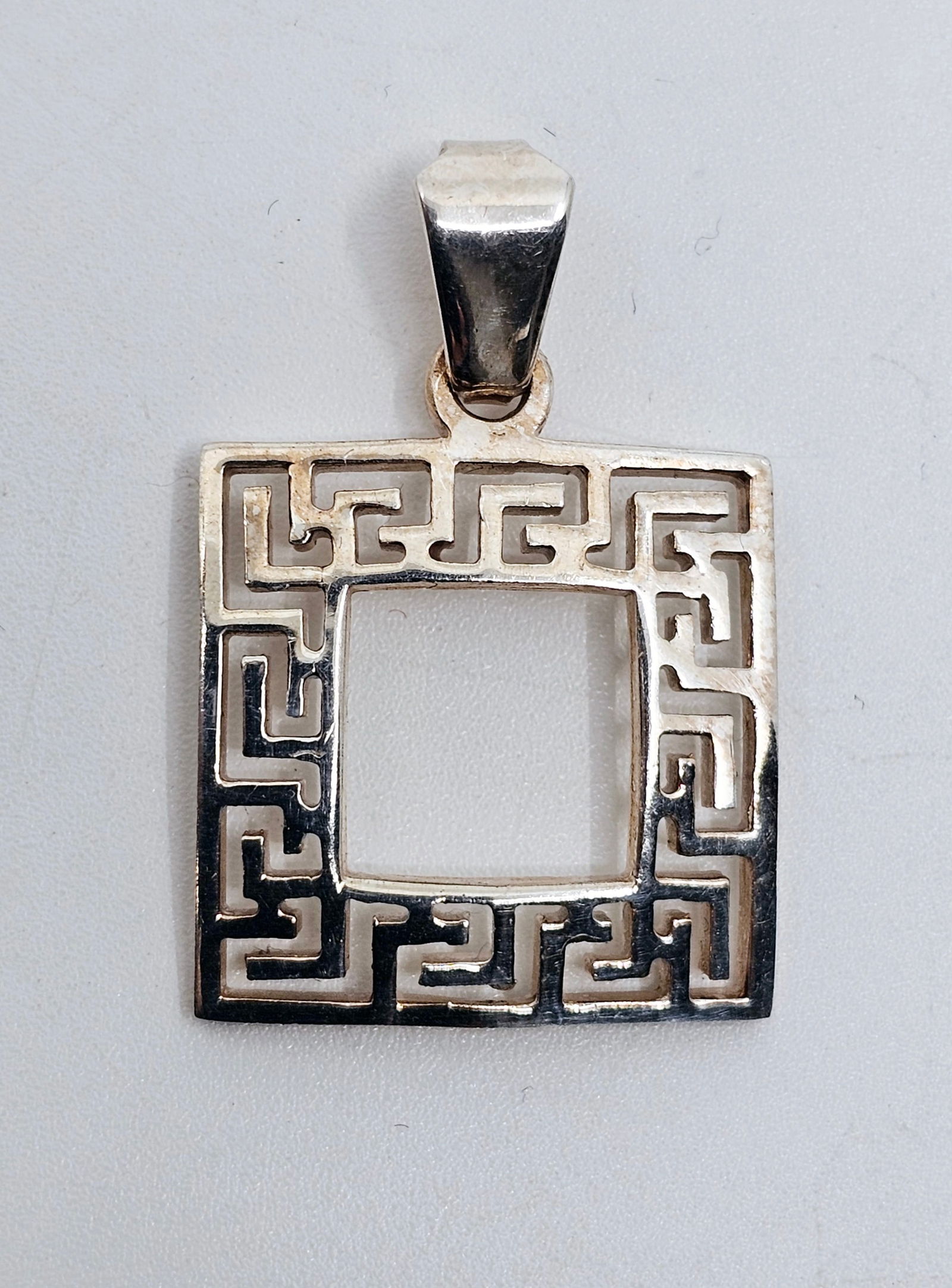 Sterling Silver Versace Style Pendant: Sterling Silver Versace Style Pendant Weight 3.77g 1"