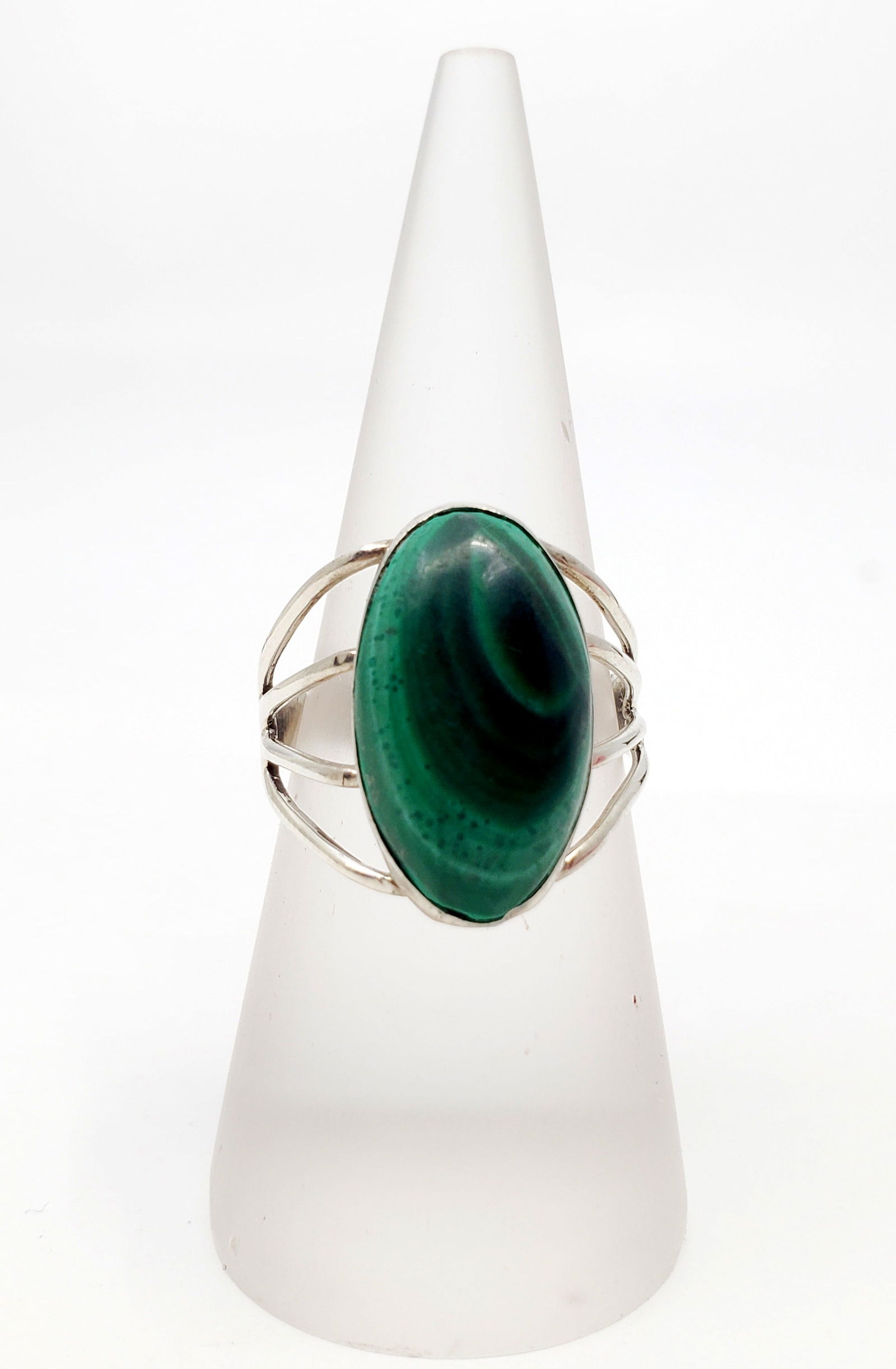 Sterling Silver Ring set with Malachite: Sterling Silver Ring set with Malachite weight 4.40g Size 8
