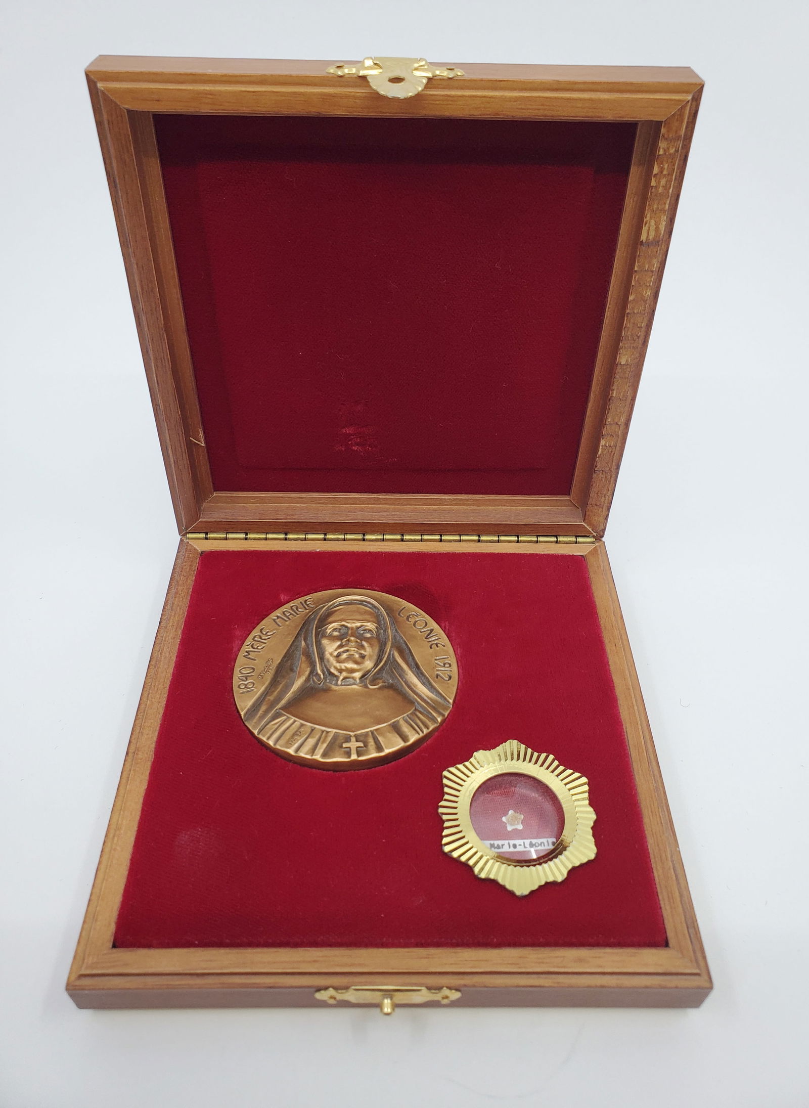 Mere Marie Leonie (1840-1912) Bronze Medal and Relic (1 of 7)