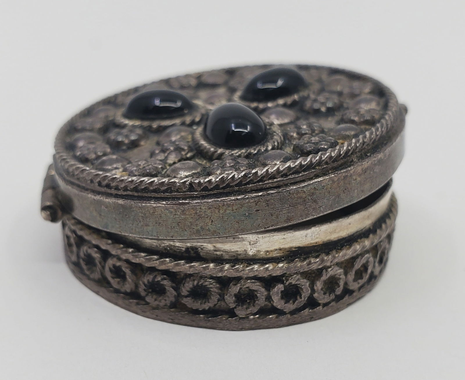 Vintage Arabic Sterling Silver Pill Box: Sterling Silver Pill Box, hallmark underneath 1 1/2" x 1 1/2" x 1/2" Weight: 28,6 g