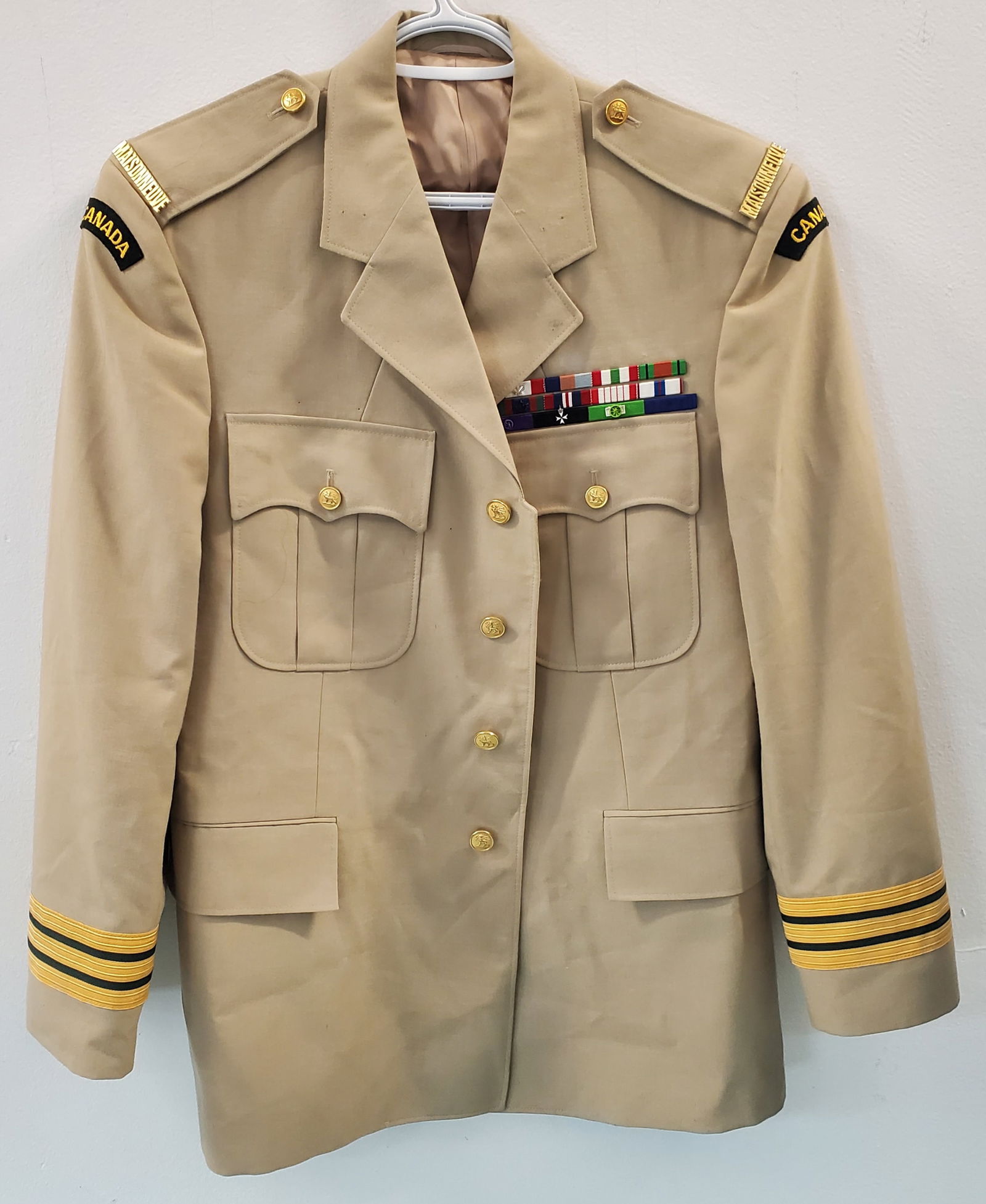 CANADA Le Régiment de Maisonneuve Military Jacket with Multiple Decorations Dated October 1985 (1 of 6)