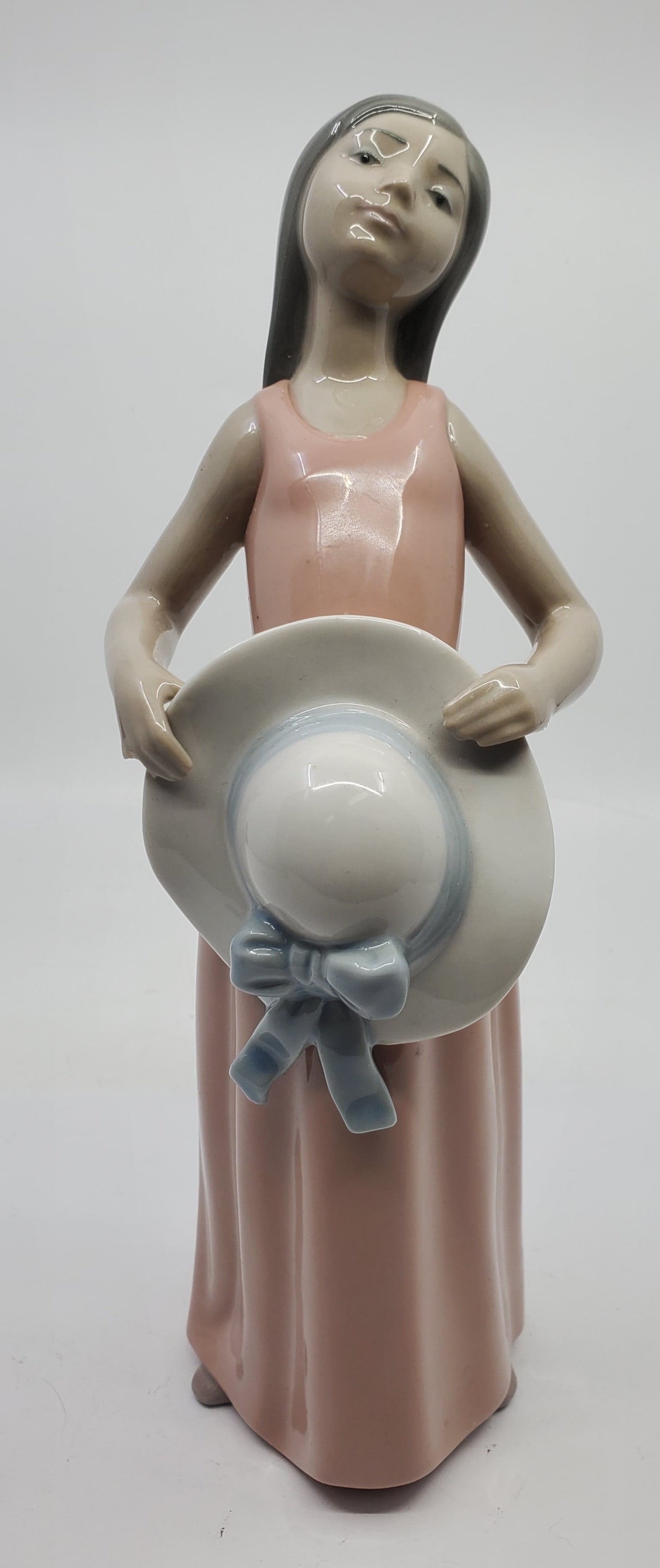 LLADRO Porcelain Figurine "Dreamer" Girl with Hat: 3 x 3 x 9 1/2".