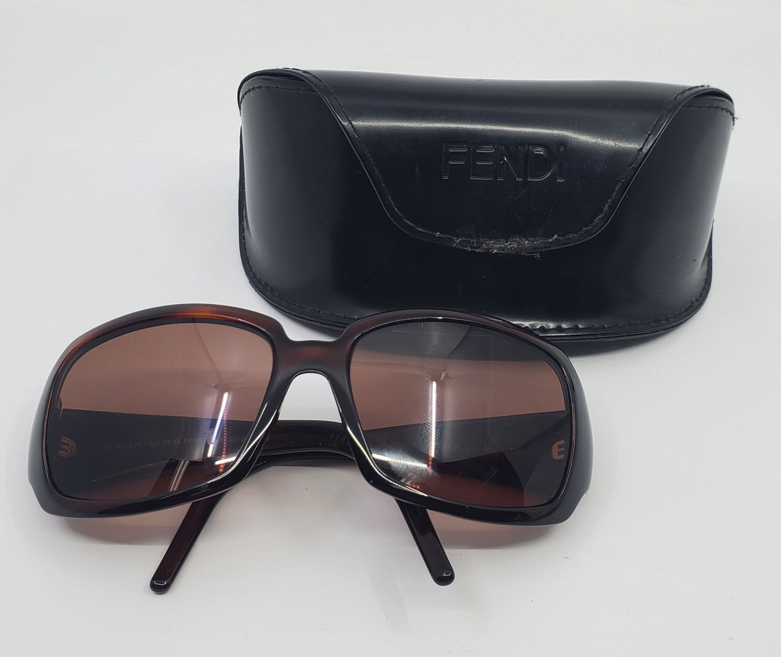 FENDI Ladies Sunglasses in Original Case: 125 Made in Italy Cold Insert Guaranteed original.