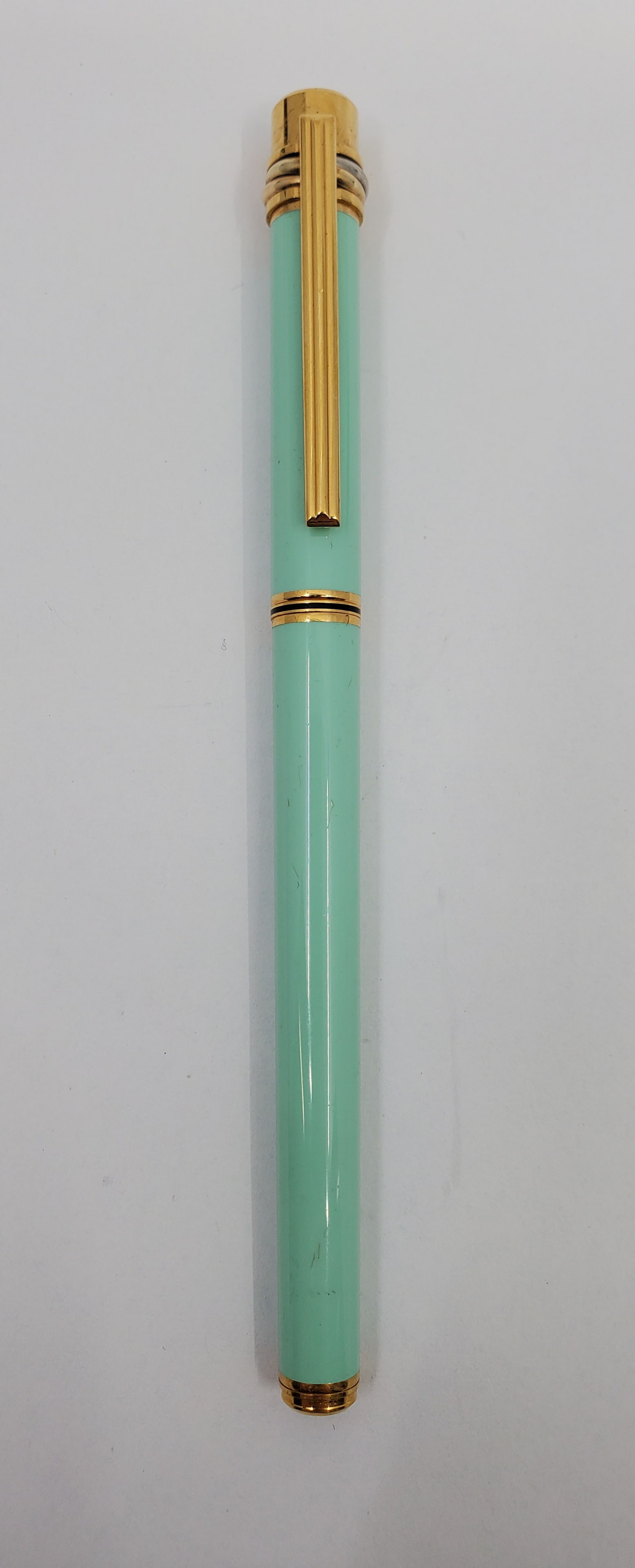 MUST de CARTIER Fountain Pen: 136 mm (5 3/8") long. Turquoise enamel and gold plate. With a signed nib stamped .750 (18K gold)