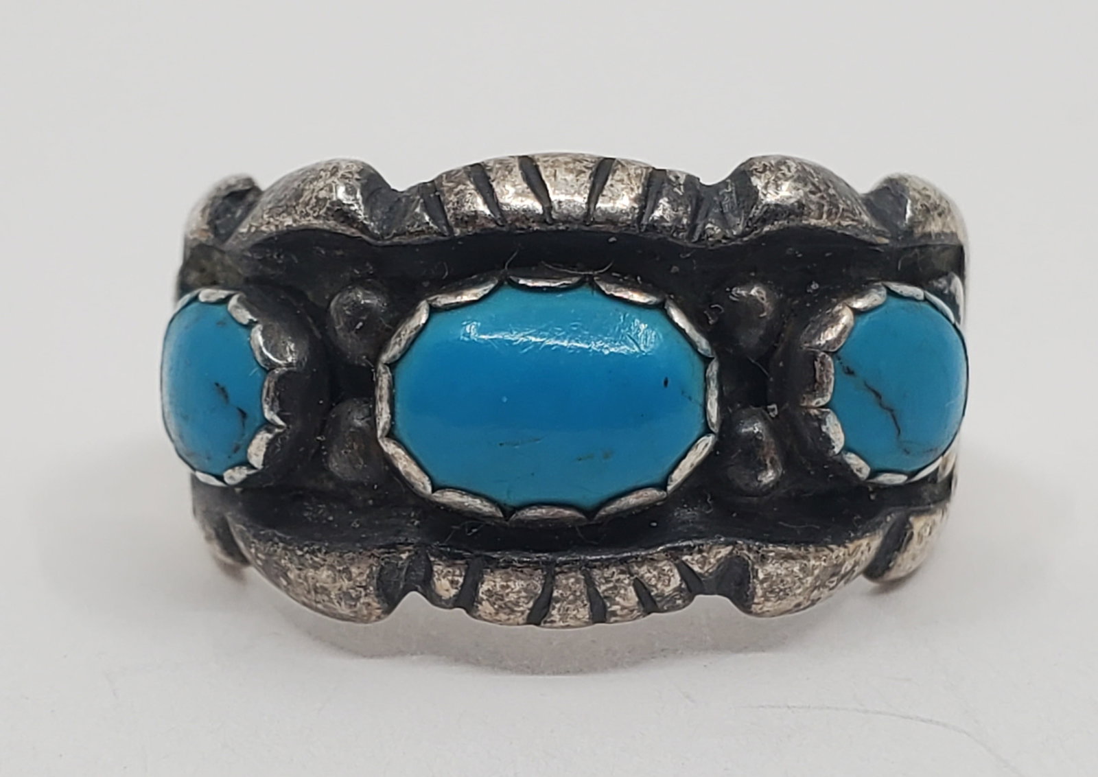 Wheeler Manufacturing of Lemon, Navajo Sterling Silver Turquoises Ring: Sterling Silver Ring, set with 3 Turquoises, marked inside WW Sterling Size : 9 Weight: 6,2 g