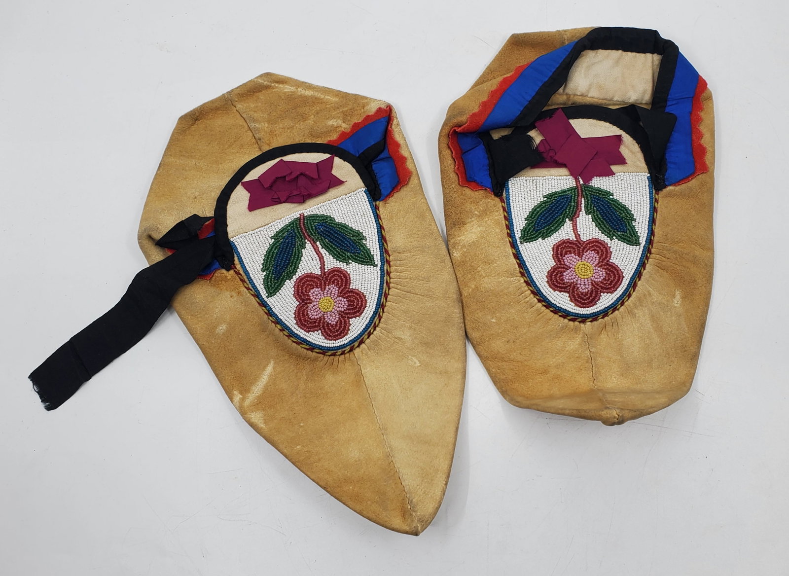 NATIVE AMERICAN Mocassins: Embroidery with beads made in leather 10" long