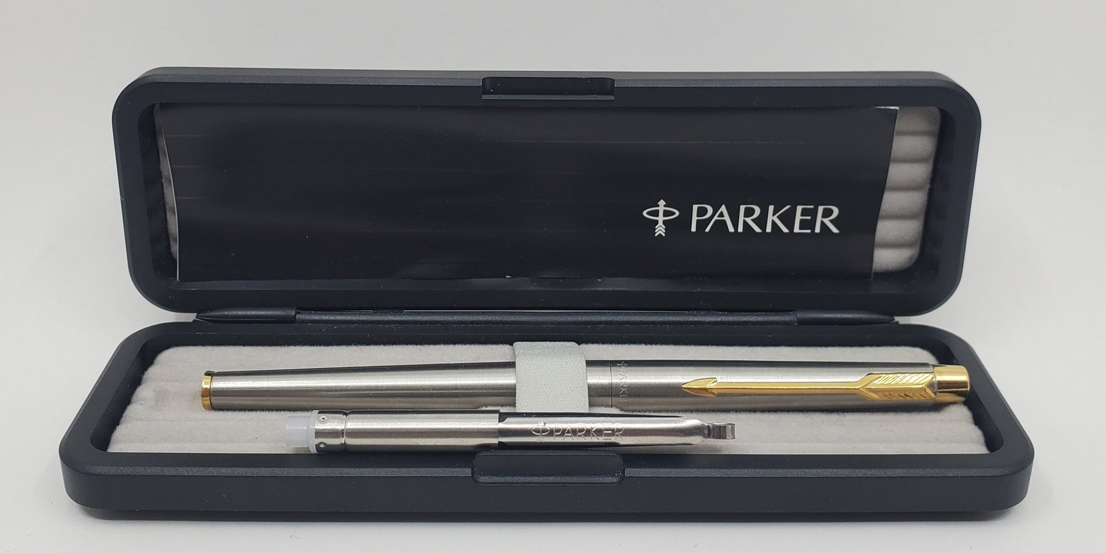 Slim PARKER Fountain Pen Boxed: 5 3/8'" long With refillable cartrige and booklet.
