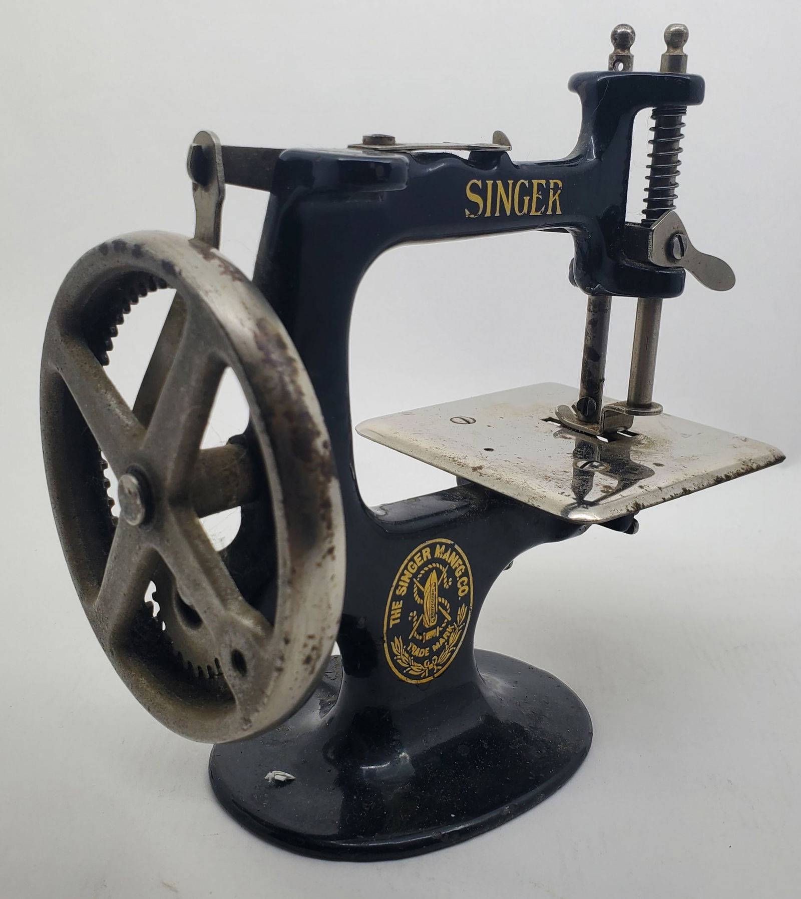 Vintage Early 20th SINGER Childs Hand Crank Sewing Machine (1 of 7)