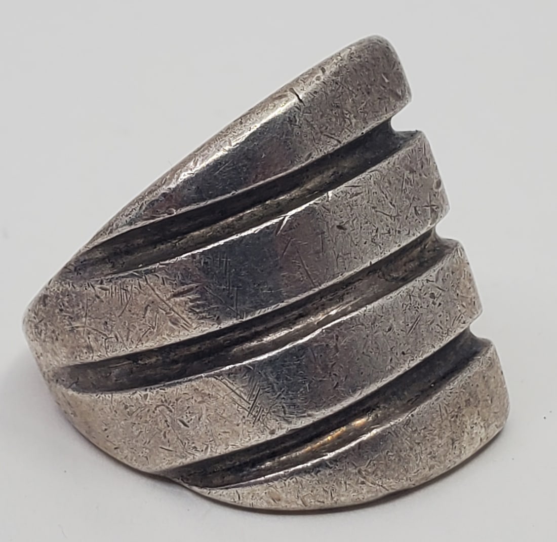 Modernist Sterling Silver RIng: Sterling Silver Ring, marked inside Size : 7 Weight: 21,7 g