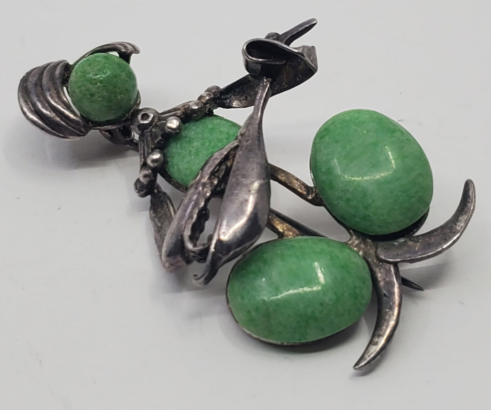 Charles Horner, British Sterling Silver mandolin player Brooch: Sterling Silver Brooch, set with green stones, hallmark on the back from chester England CH (Charles Horner) Y (1949) 2 1/4" x 1 1/2" Weight: 12,7 g