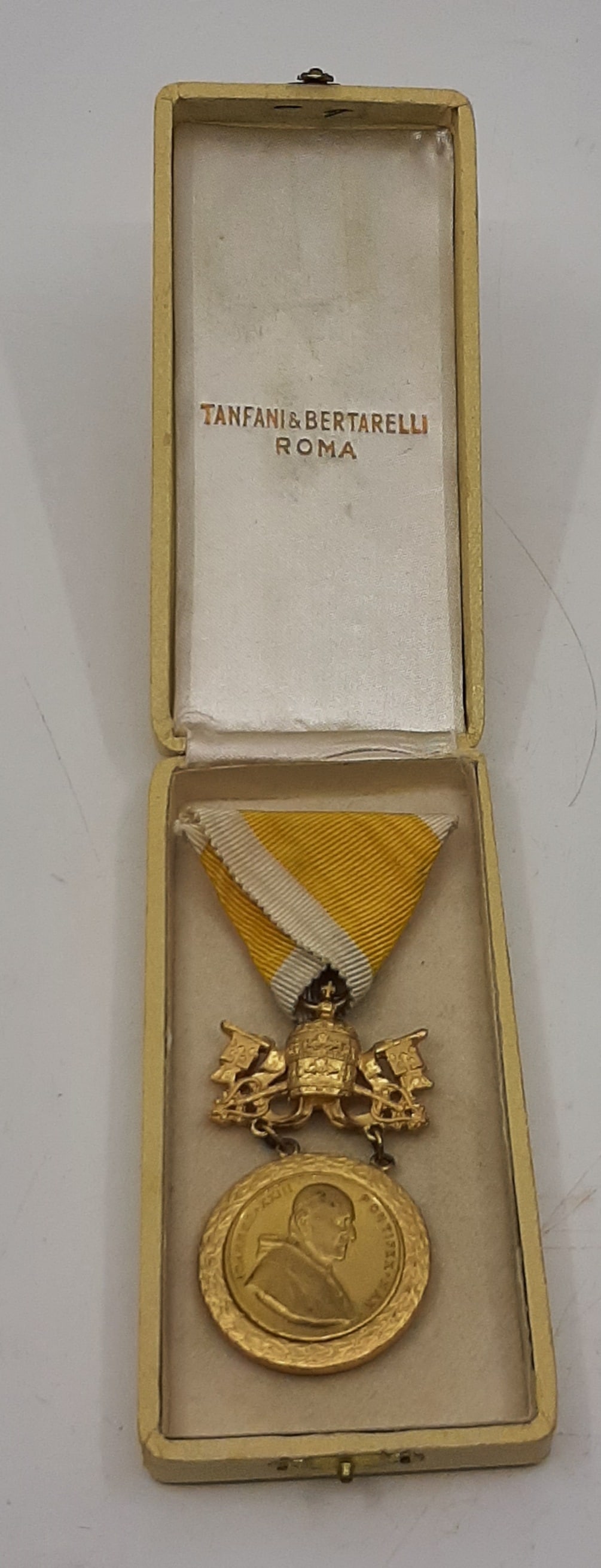 IOANNES XXIII, Vatican Papal Medal With Box: Antique Gold Tone Papal Medal of IONNES XXIII, With Yellow and White Fabric, marked on the back SIMONE CAMPEAU BENE MERENTI 9 AOUT 1959, in it's original Box
