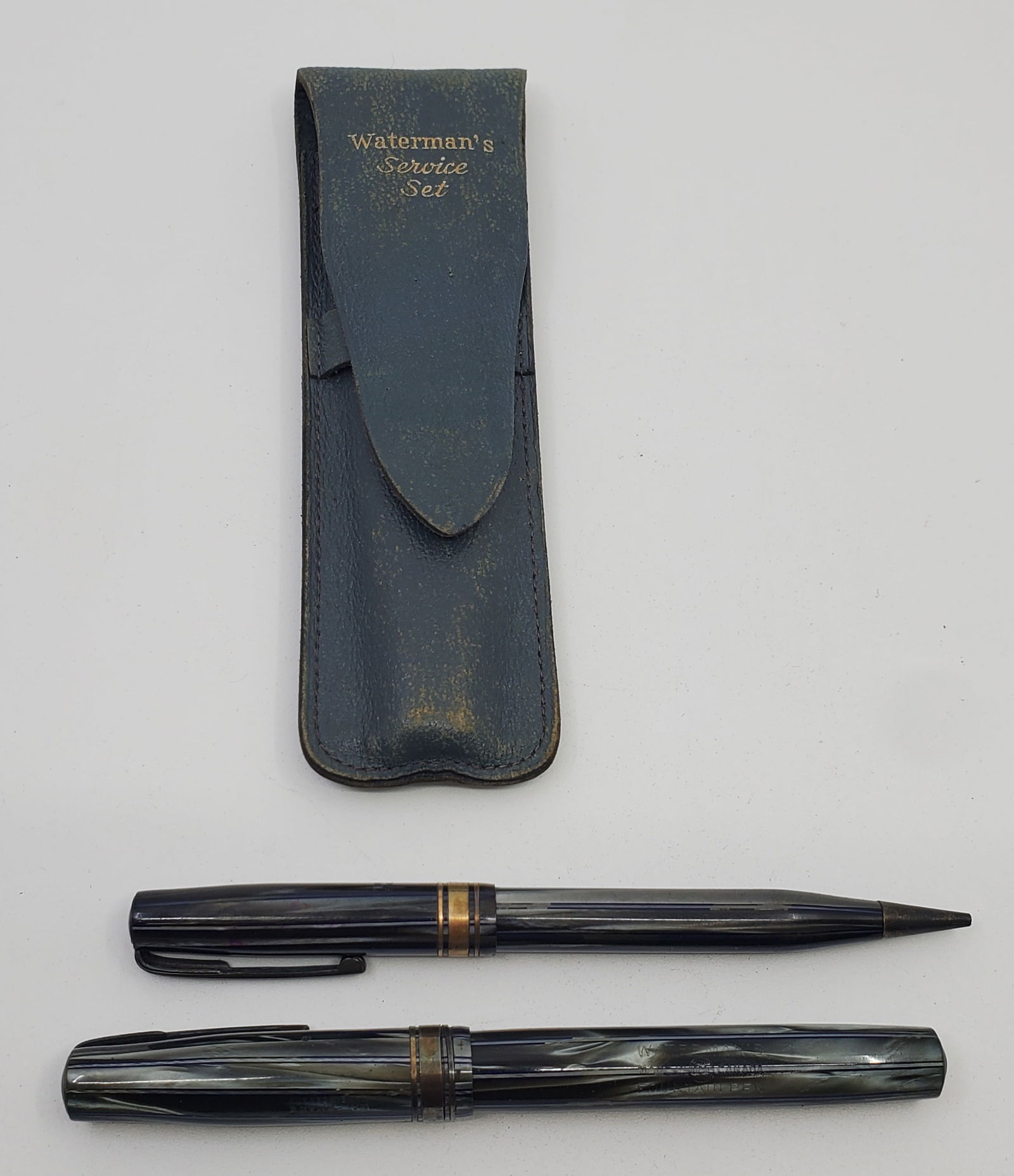 WATERMAN'S Service Set, Including Fountain pen and mechanical pencil: Set of 2 pen, including a Fountain pen with 14KT Gold Nib and a Mechanical Pencil, in it's original leather pouch
