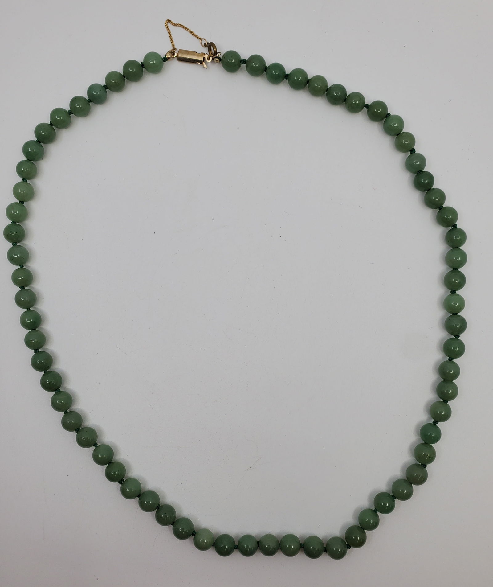Vintage Jade Beads Necklace: Jade Beads Necklace with Gold Plated Clasp 26"Weight: 66,9 g