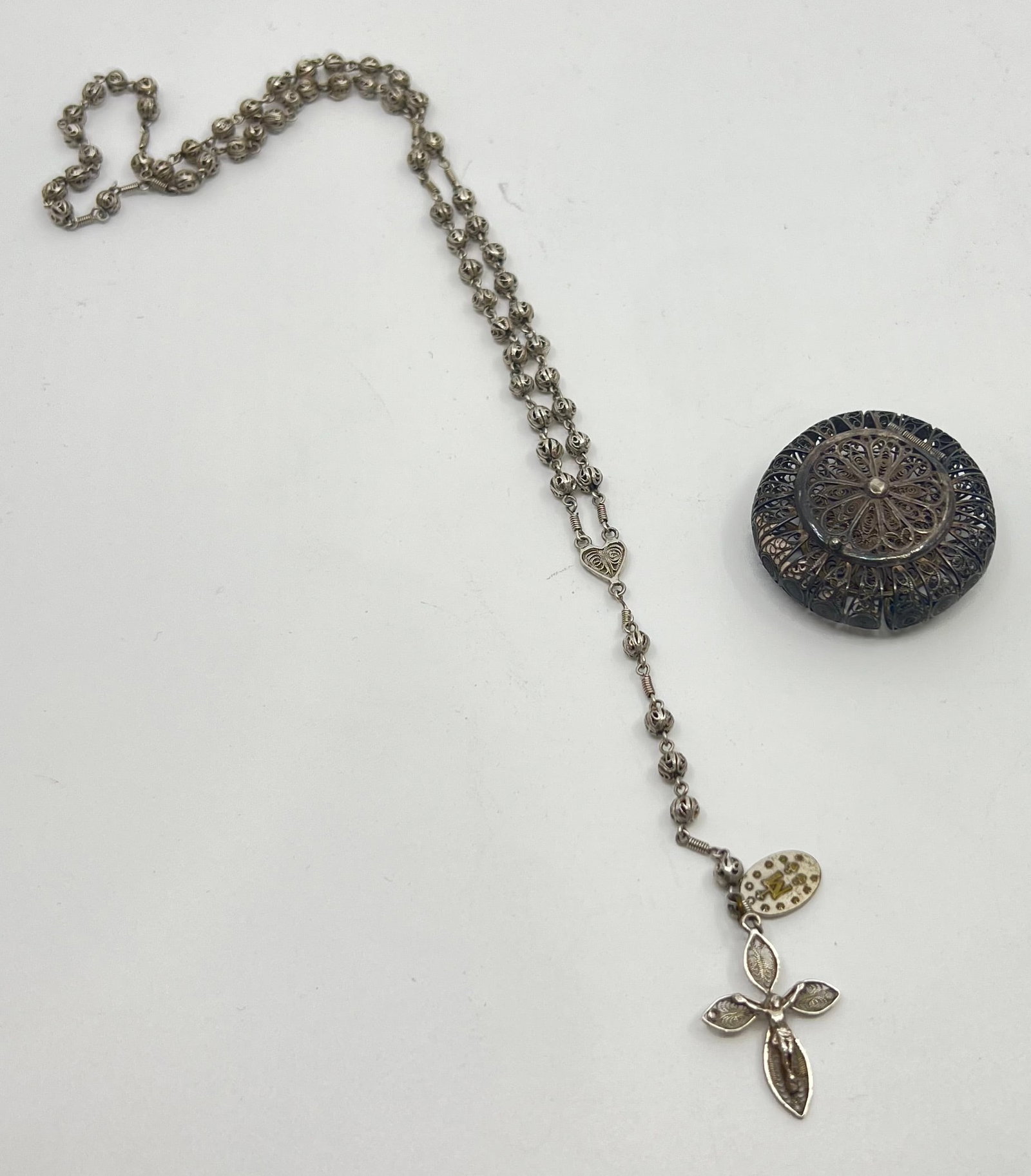 Antique Sterling Silver Filigree Rosary in it's Sterling Box: Sterling Silver Filigree Rosary in it's Sterling Silver Filigree Box Rosary : 13 1/4"Box : 1 1/4" x 1/2"Weight: 30 g