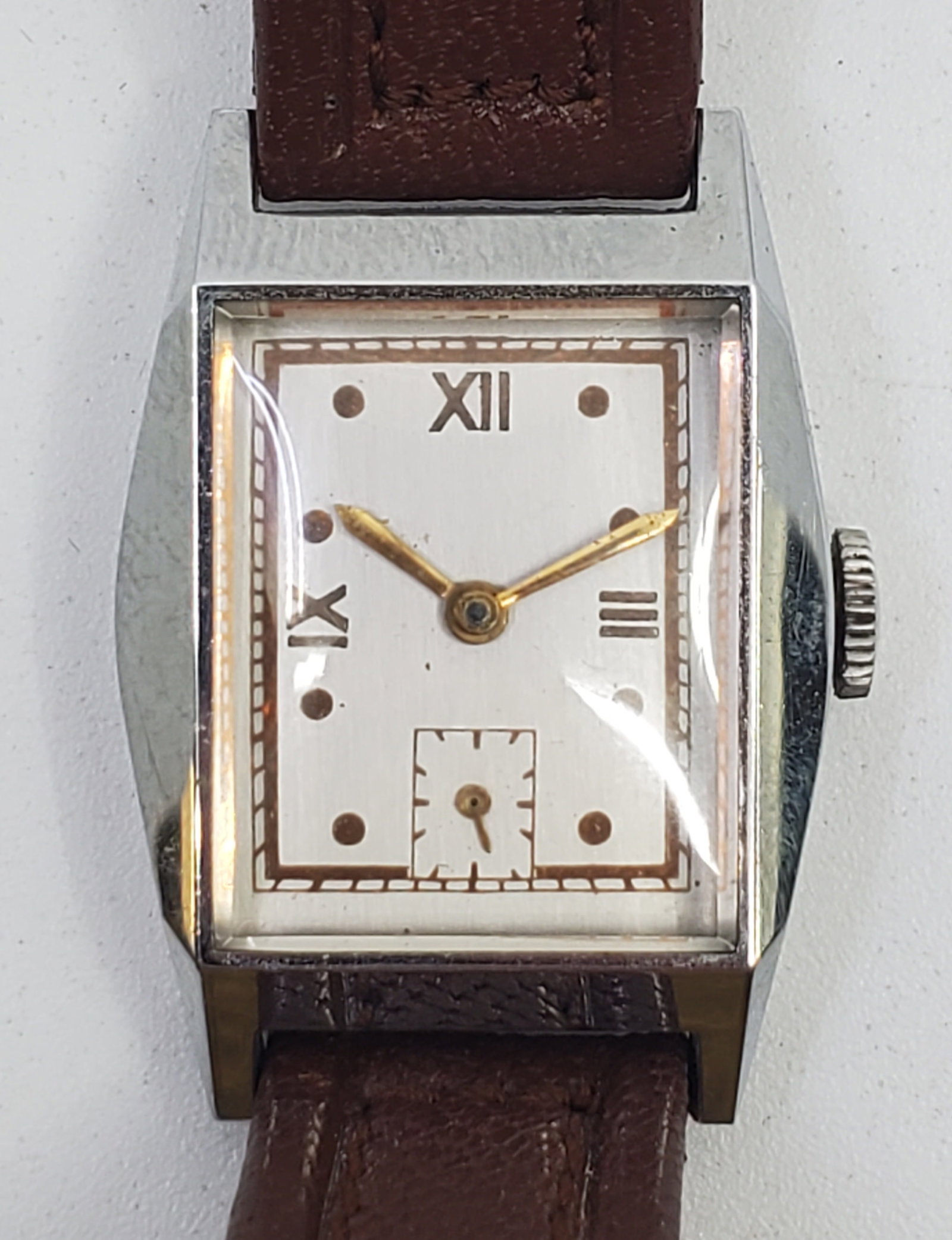 Vintage Hand Winding Mechanical Besancon Men's Watch: Mechanical Hand Winding Movement, Marked under the case MB Besancon, movement unmaked, stainless steel case 22mm, in working order althouth we cannot guaranteed the accuracy