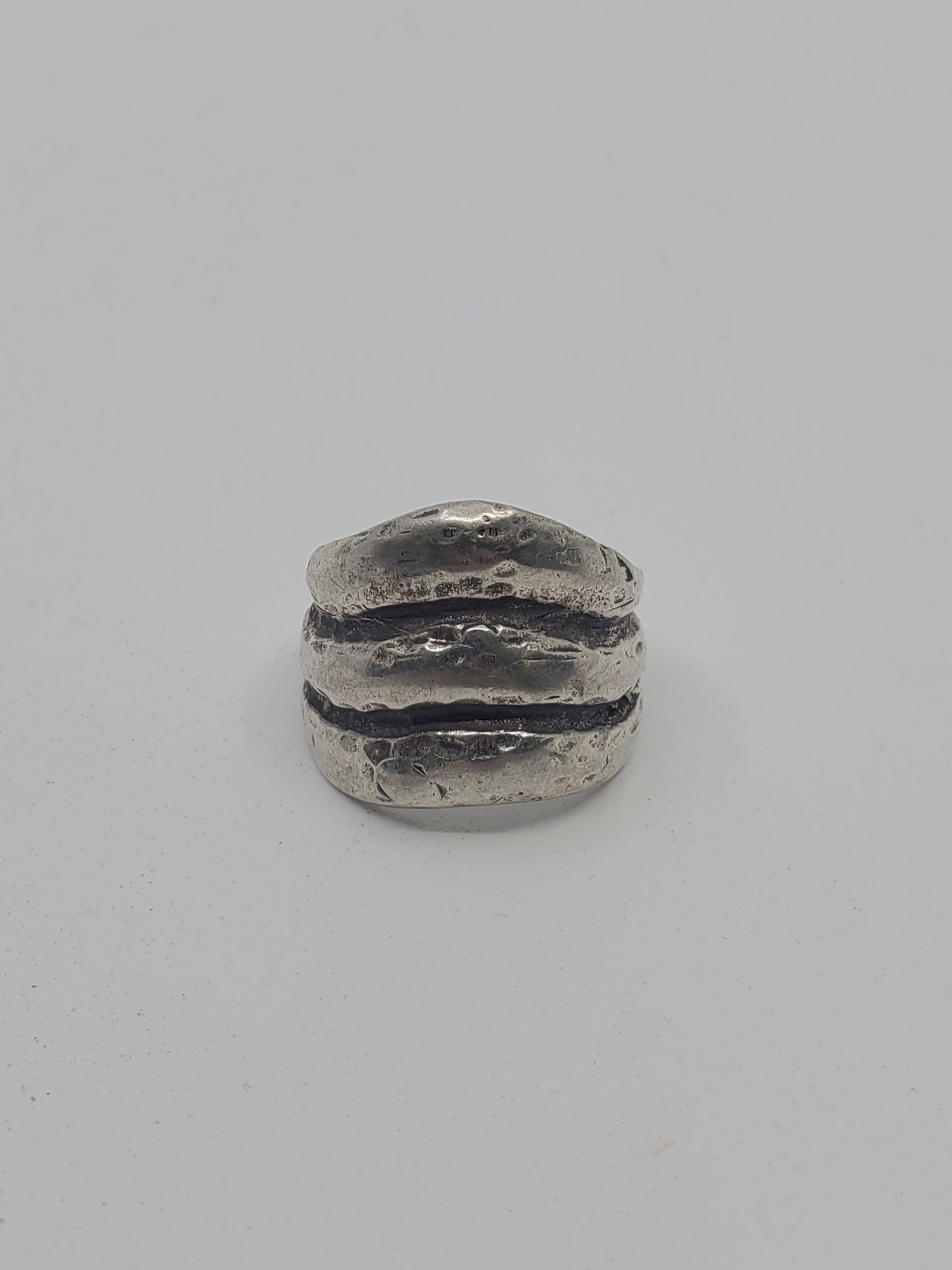 Moderrnist Sterling Silver Ring: Sterling Silver Ring, unmarked Size : 8Weight: 7,7 g