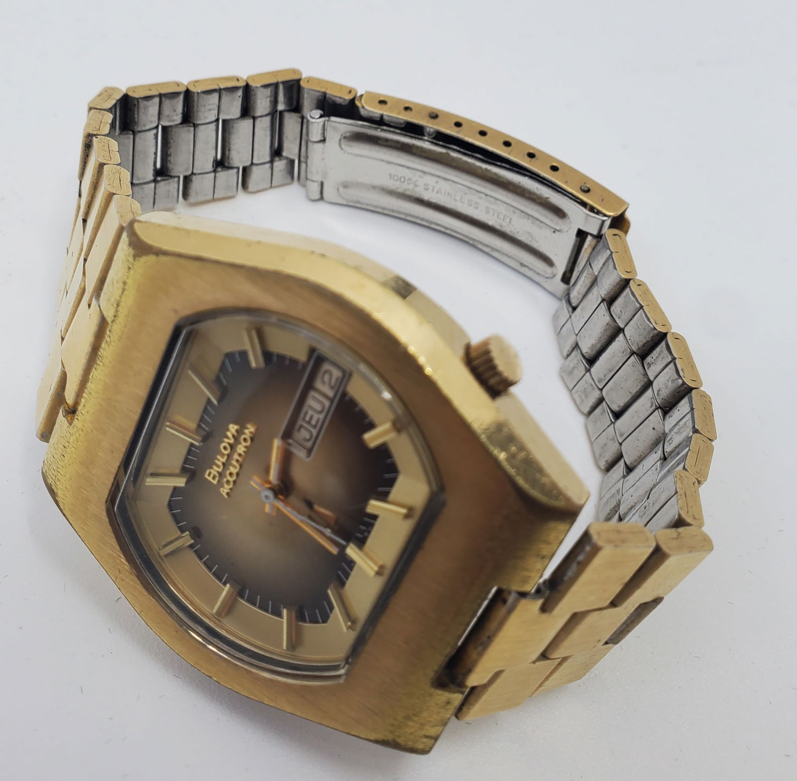 BULOVA ACCUTRON, Date, I 145100: Bulova Accutron, Quartz Movement, Caliber : Bulova 2182G, Model I 1145100, Gold Plate Stainless Steel Case and Bracelet, Need New Battery 38mm