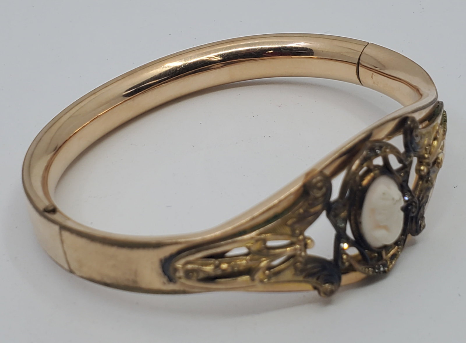 Antique Gold Filled Cameo Bracelet: Unmarked 2 1/2" x 2 1/4" x 1"Weight: 25 g