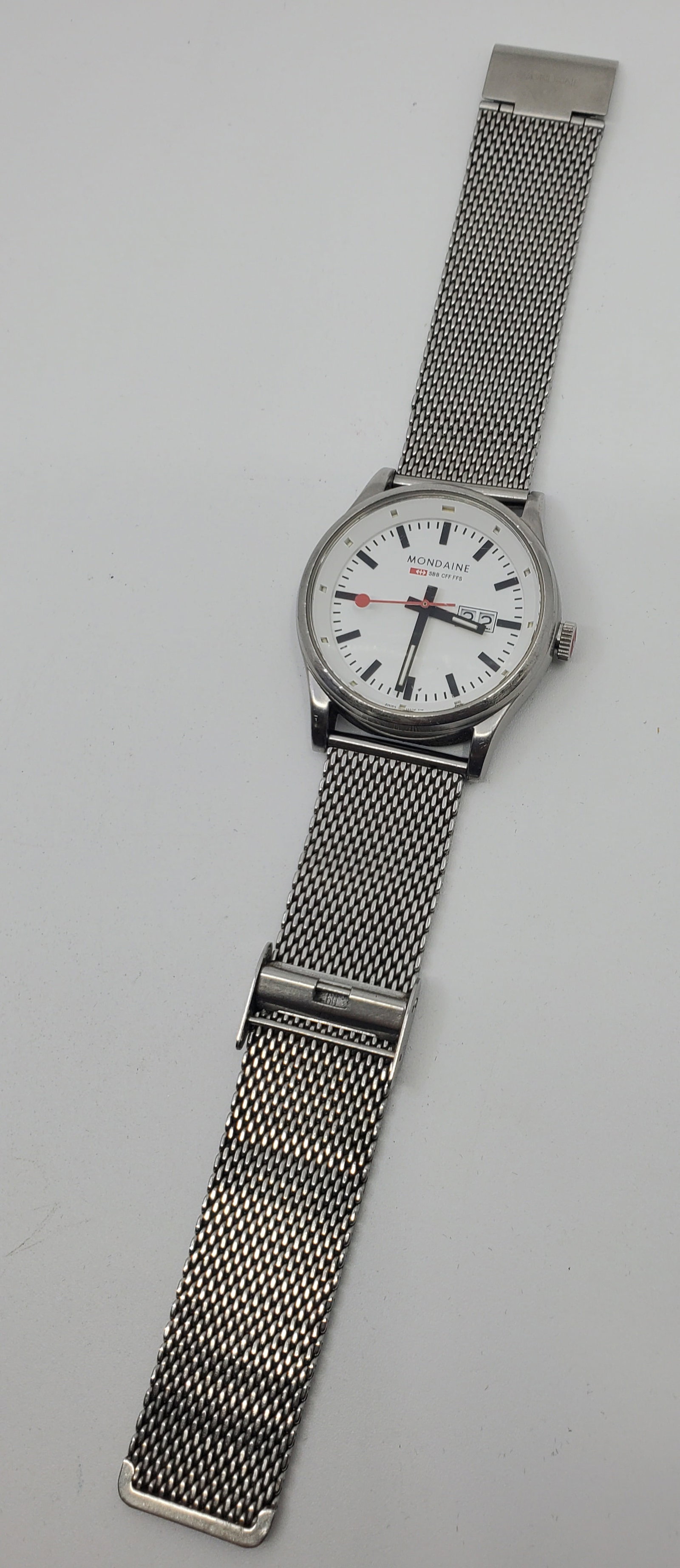 Men's MONDAINE Official Swiss Railways Watch: Stainless steel case and signed bracelet. Model SBB CFF FFS 40 mm diameter, Needs a new battery.