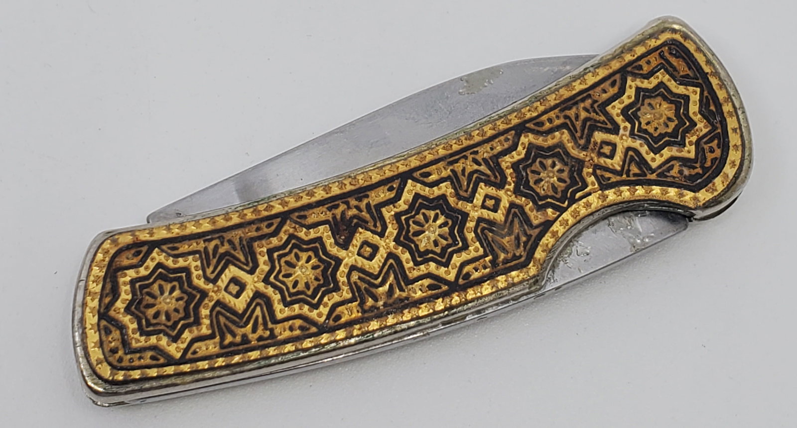 Vintage TOLEDO Spain Fancy Pocket Knife: 54.79 grams. 25 x 75 grams Fancy chased brass plate on both sides. Blade signed TOLEDO/