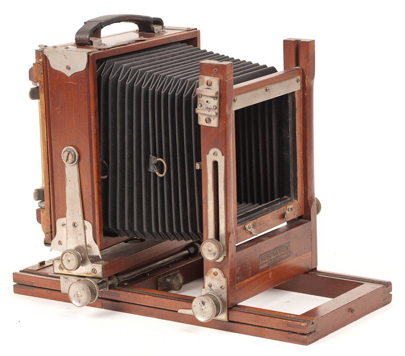 Korona View Plate Camera Body : Korona View Plate Camera Body (Serial No. 72) without Lens. Manufactured by Gundlach-Manhattan Optical Co. in Rochester NY. Provenance: The Kaprelian Camera Collection, Philadelphia, PA.