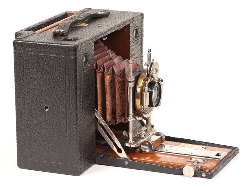 Kodak No. 4 Cartridge Model E Plate Camera : Kodak No. 4 Cartridge Model E Plate Camera with Bausch & Lomb Plastigmat Lens and Unicum Shutter. Manufactured by Eastman Kodak Co. in Rochester, NY. Provenance: The Kaprelian Camera Collection, Phila