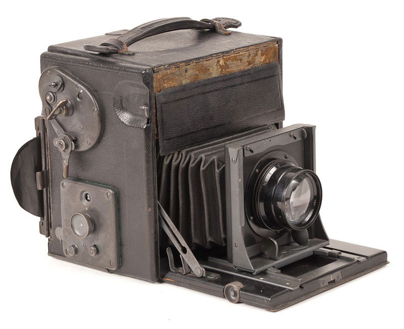 Compact Graflex Plate Camera : Compact Graflex Camera with Curtain Aperture and Bausch & Lomb Tessar Lens. Manufactured by Folmer & Schwing Divison of Eastman Kodak Co. in Rochester, NY. Provenance: The Kaprelian Camera Collection,