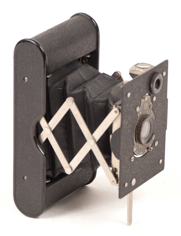 Kodak Vest Pocket Autographic Roll Film Camera: Kodak Vest Pocket Autographic Camera (Serial No. 1678981). Manufactured by Eastman Kodak Co. in Rochester, NY. Provenance: The Kaprelian Camera Collection, Philadelphia, PA.