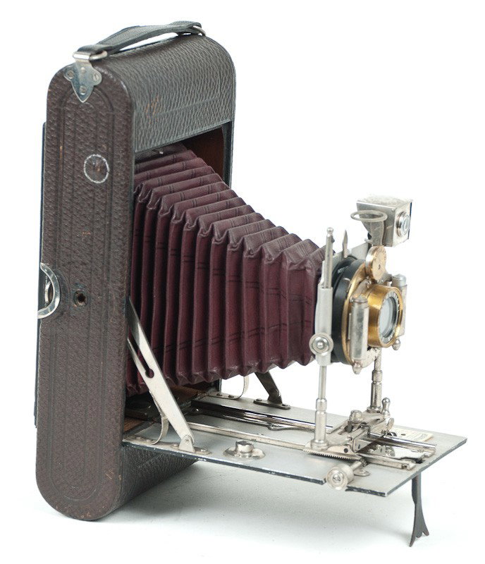 Houghton Carbine Folding Roll Film Camera : Houghton Carbine Camera (Serial No. 218813) with Beck Lens. Provenance: The Kaprelian Camera Collection, Philadelphia, PA.