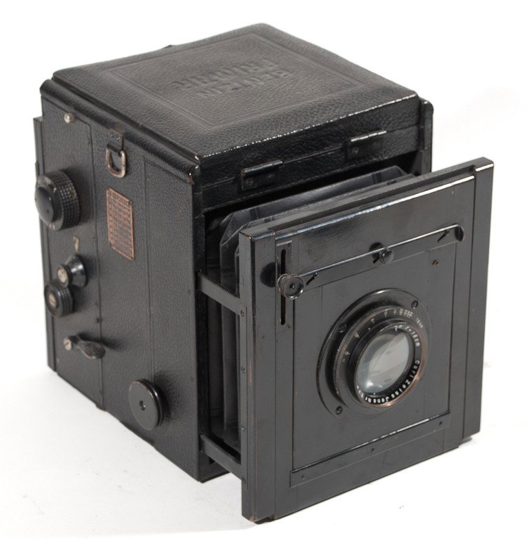 Bentzin Primar SLR Plate Camera : Bentzin Primar SLR Camera with Carl Zeiss Jena Tessar Lens. Manufactured by Curt Bentzin Görlitz in Dresden, Germany. Provenance: The Kaprelian Camera Collection, Philadelphia, PA.