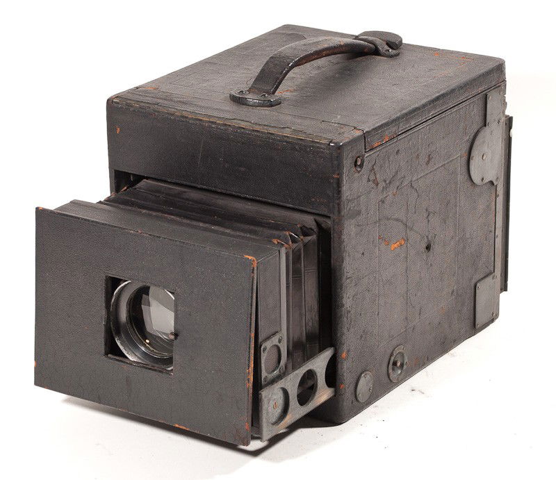 Tourist Graflex Plate Camera : Tourist Graflex Plate Camera with Beck Biplanat Lens. Manufactured by the Folmer & Schwing Company in Rochester, NY. Provenance: The Kaprelian Camera Collection, Philadelphia, PA.