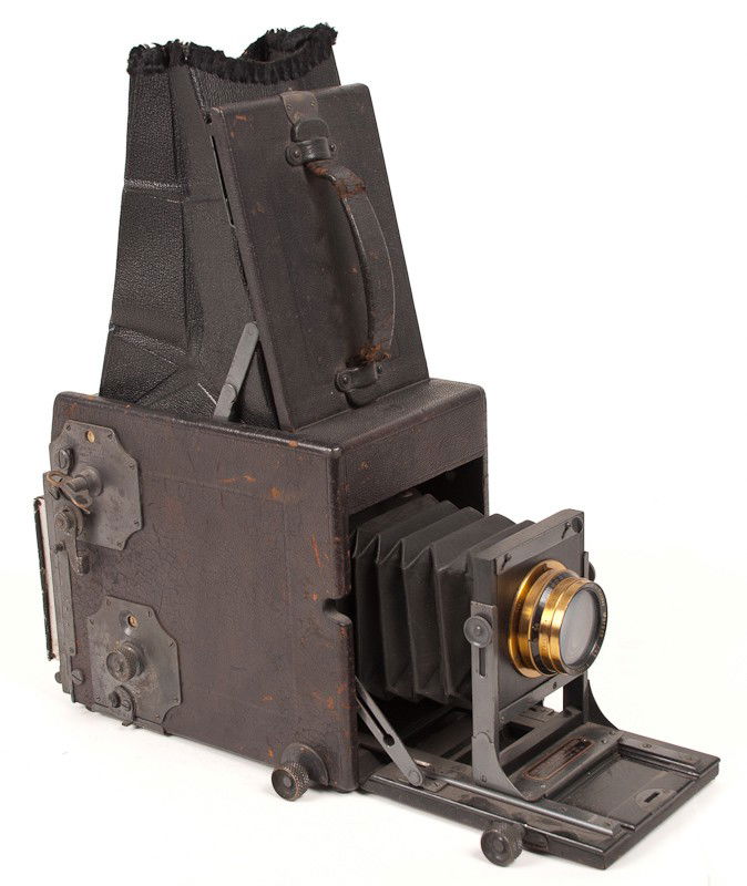 Auto Graflex Plate Camera : Auto Graflex Camera with T.T. & H. Cooke Lens. Manufactured by Folmer & Schwing Divison of Eastman Kodak Co. in Rochester, NY. Provenance: The Kaprelian Camera Collection, Philadelphia, PA.