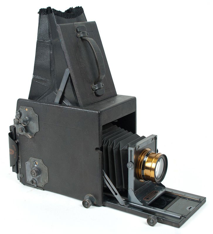 Auto Graflex Plate Camera: Auto Graflex Plate Camera with T.T. & H. Cooke Lens. Manufactured by Folmer & Schwing Divison of Eastman Kodak Co. in Rochester, NY. Provenance: The Kaprelian Camera Collection, Philadelphia, PA.