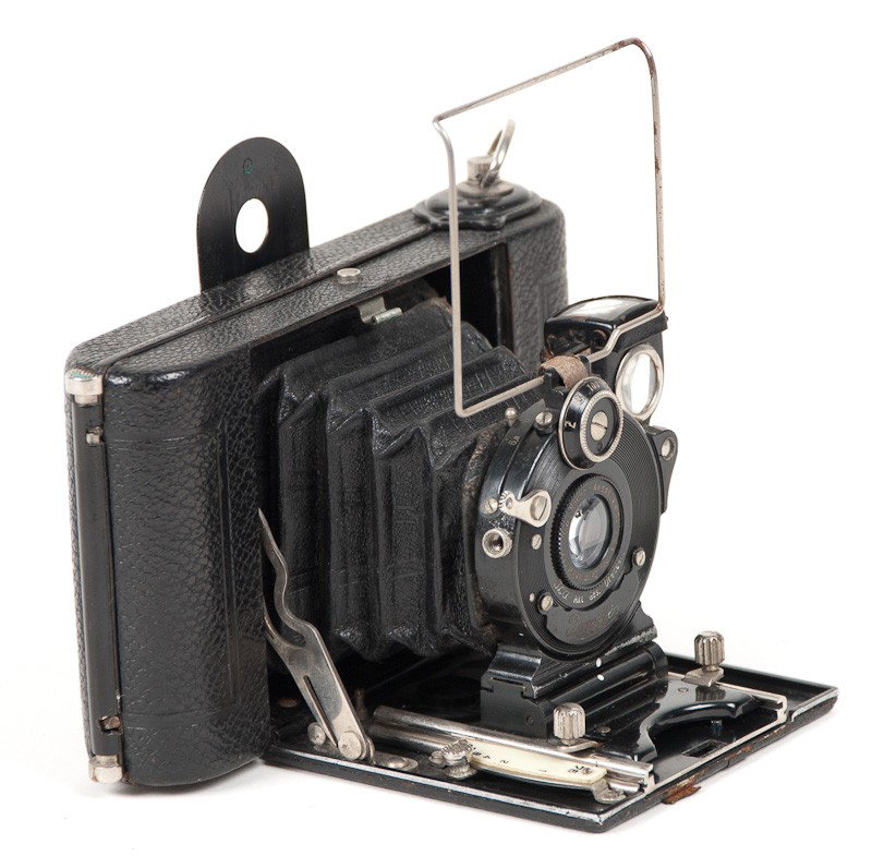 Icarette Roll Film Camera : Icarette Roll Film Camera (Serial No. E29585) with Novar Lens. Manufactured by ICA A.G. in Dresden, Germany. Provenance: The Kaprelian Camera Collection, Philadelphia, PA.
