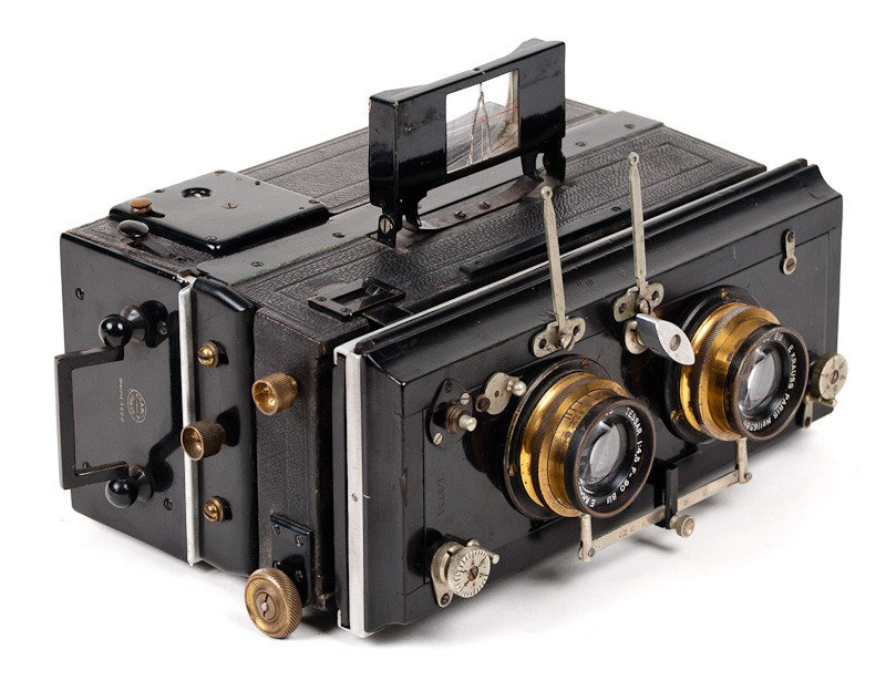 French Stereo Roll Film Camera: French Stereo Camera (Serial No. 9734) with E Krauss Tessar Lenses. Marked Francia, Paris, Brevete S.G.D.G. France & Etranger. Provenance: The Kaprelian Camera Collection, Philadelphia, PA.