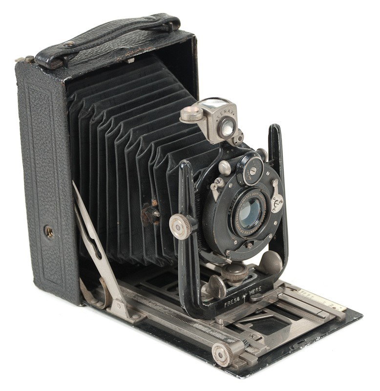 C.P. Goerz Folding Plate Camera : C.P. Goerz Folding Plate Camera (Serial No. 79242) with Dagor Lens. Manufactured by C.P. Goerz in Berlin, Germany. Provenance: The Kaprelian Camera Collection, Philadelphia, PA.