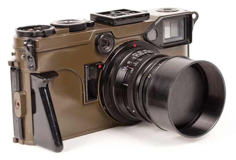 U.S. Army Signal Corps KS-6 (1) Camera Set: U.S. Army Signal Corps KS-6 (1) Camera Set (Serial No. 239). Including a KE-4 70mm Roll Film Camera with (2) Kodak Ektar Lenses (102mm and 205mm), Flash Unit, Filters and Film in a Metal Halliburton C