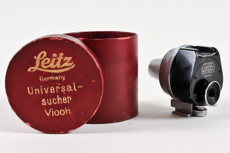 Leica Leitz Viooh Universal Adjustable-Frame Viewfinder: Leica, Leitz Viooh Universal Adjustable-Frame Viewfinder (No. 49227) with Original Box. Manufactured by Ernst Leitz in Wetzlar, Germany. Provenance: The Kaprelian Camera Collection, Philadelphia, PA.