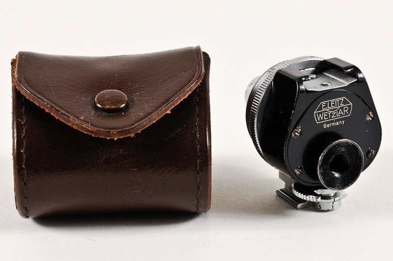Leica Leitz Viooh Universal Adjustable-Frame Viewfinder: Leica, Leitz Viooh Universal Adjustable-Frame Viewfinder (No. 20176) with Leather Case. Manufactured by Ernst Leitz in Wetzlar, Germany. Provenance: The Kaprelian Camera Collection, Philadelphia, PA.