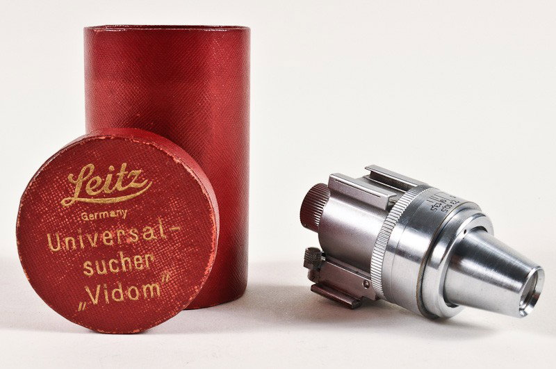 Leica Leitz Vidom Universal Adjustable-Frame Viewfinder: Leica, Leitz Vidom Universal Adjustable-Frame Viewfinder with Original Box. Manufactured by Ernst Leitz in Wetzlar, Germany. Provenance: The Kaprelian Camera Collection, Philadelphia, PA.