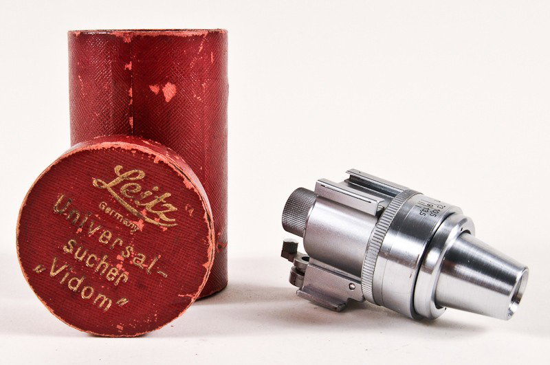Leica Leitz Vidom Universal Adjustable-Frame Viewfinder: Leica, Leitz Vidom Universal Adjustable-Frame Viewfinder with Original Box. Manufactured by Ernst Leitz in Wetzlar, Germany. Provenance: The Kaprelian Camera Collection, Philadelphia, PA.